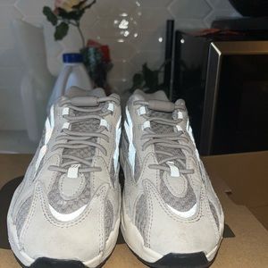 Yeezy boost 700v2 Static in original box kids shoe color light gray and white